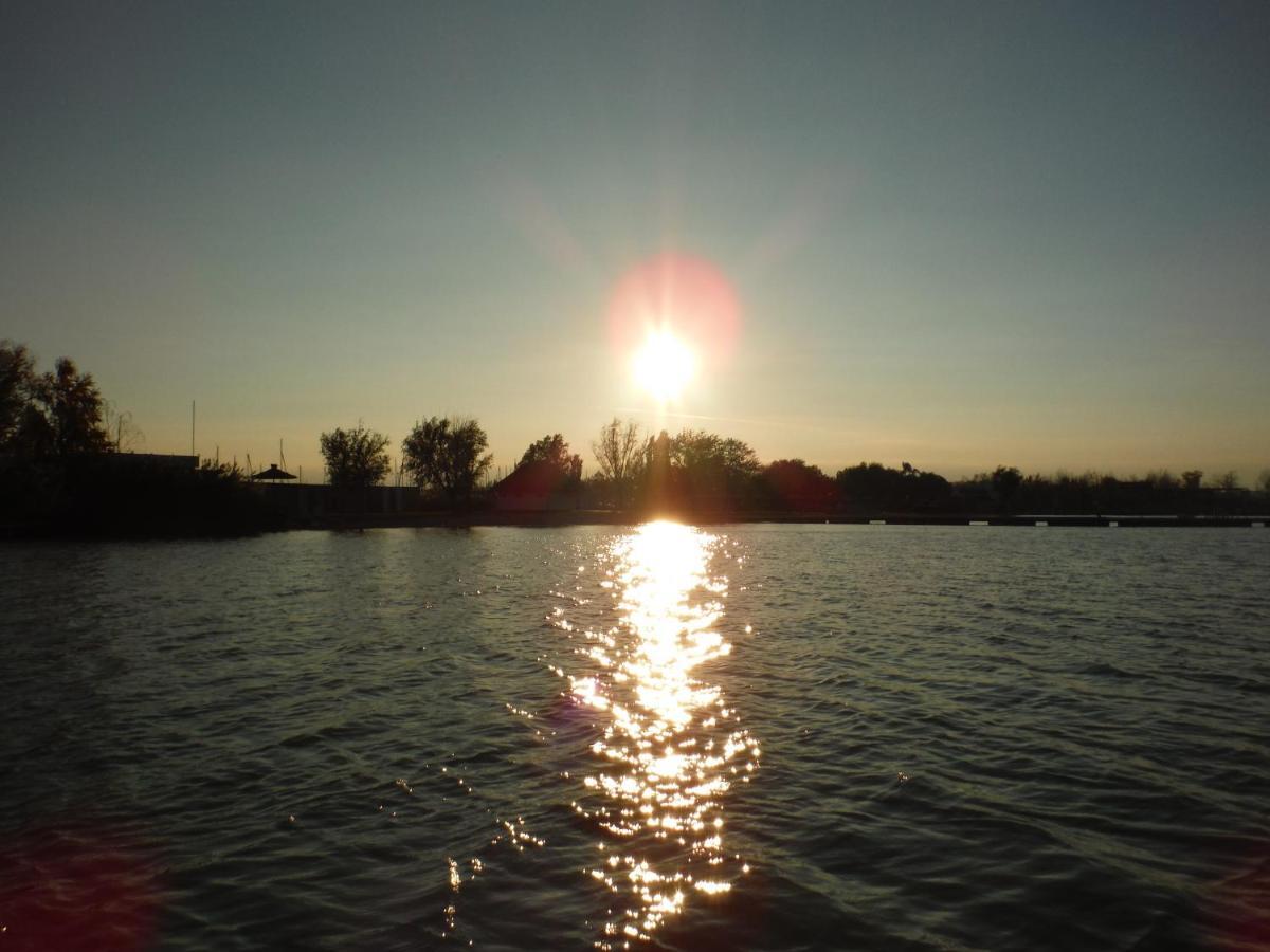 Pfahlbau Sunset I Toplage Elektroboot Inklusive Rust Extérieur photo