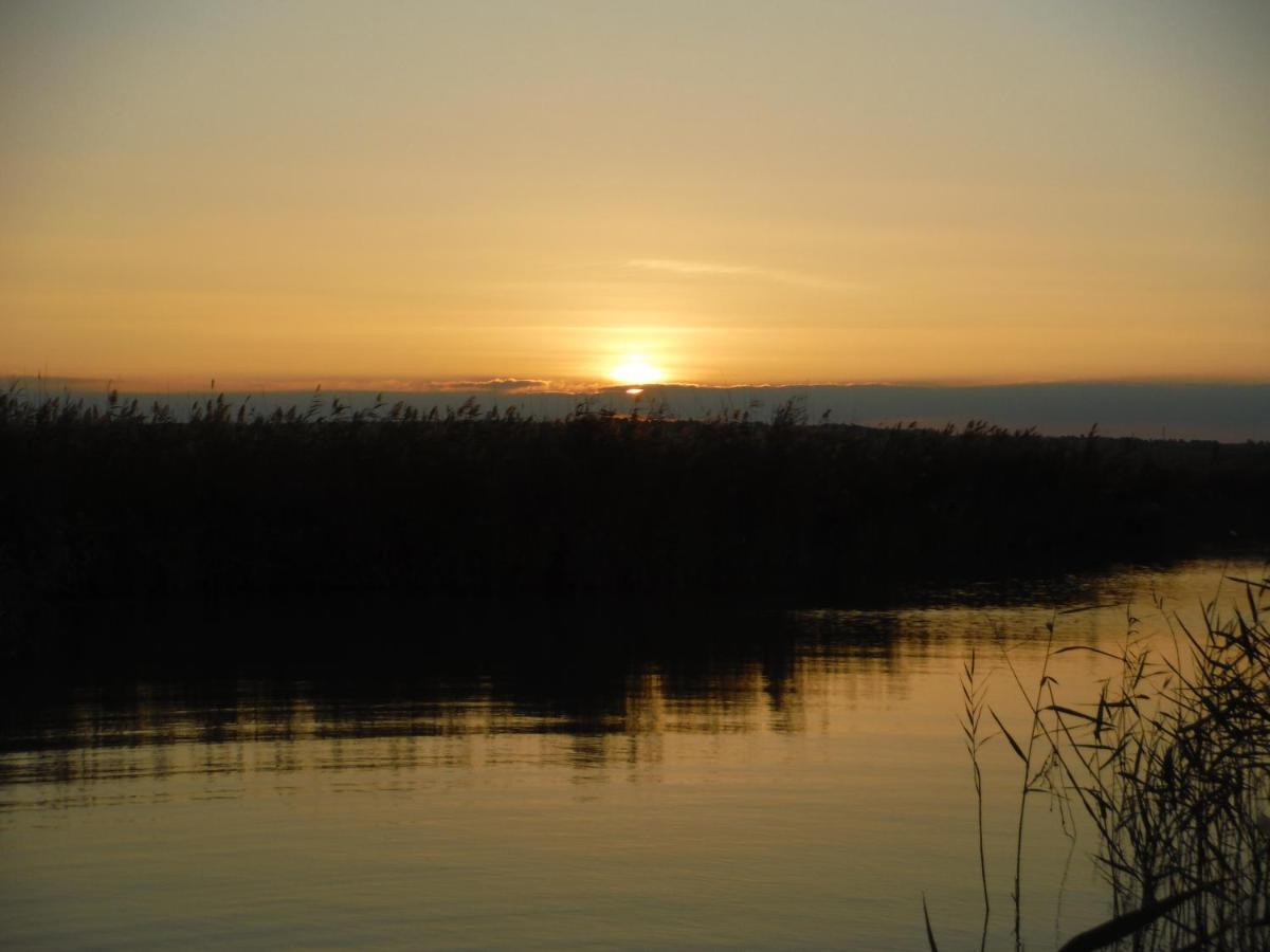 Pfahlbau Sunset I Toplage Elektroboot Inklusive Rust Extérieur photo