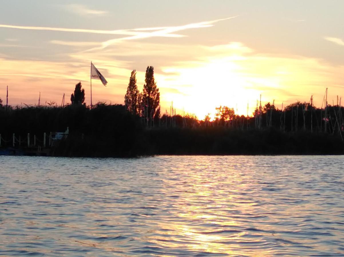 Pfahlbau Sunset I Toplage Elektroboot Inklusive Rust Extérieur photo