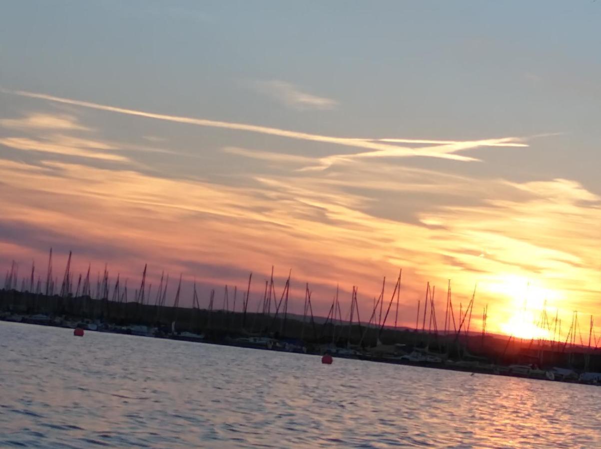 Pfahlbau Sunset I Toplage Elektroboot Inklusive Rust Extérieur photo