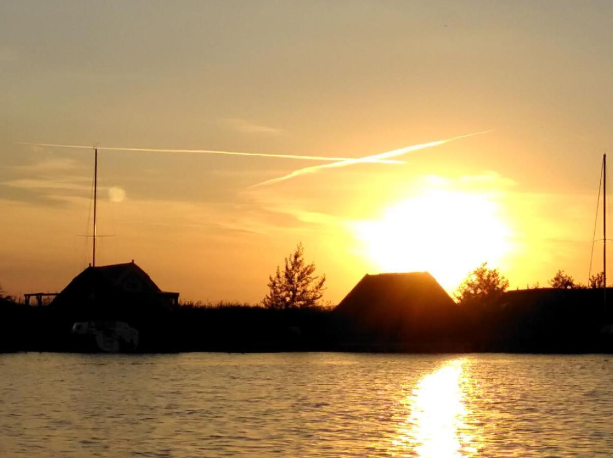 Pfahlbau Sunset I Toplage Elektroboot Inklusive Rust Extérieur photo